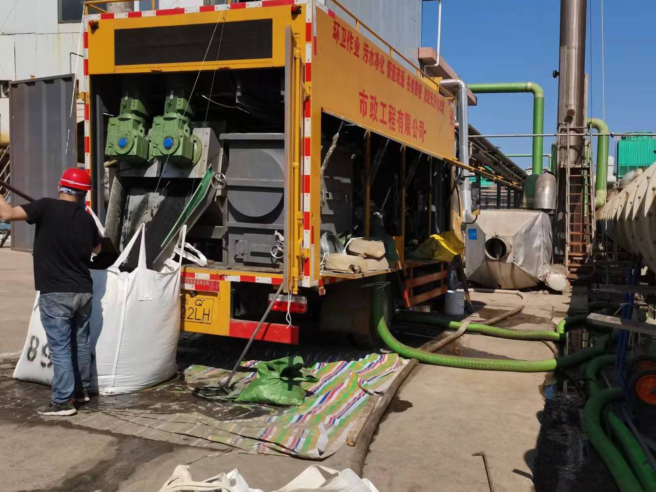 乡城淤泥压干处理