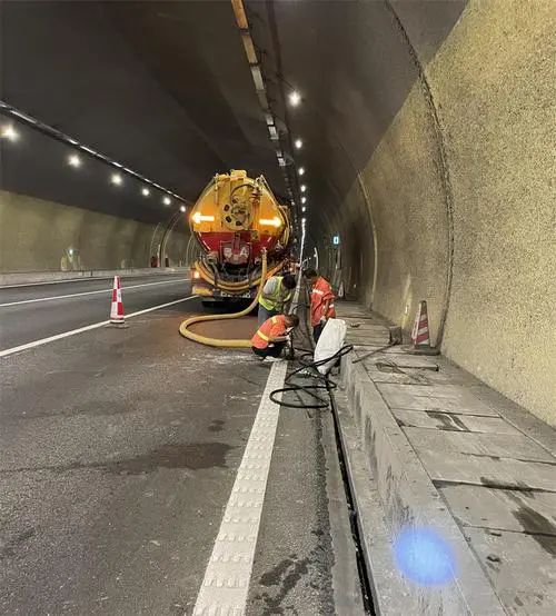 乡城隧道排水渠清淤